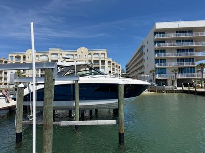 2020 Sea Ray 320 SUNDANCER — front three-quarter view