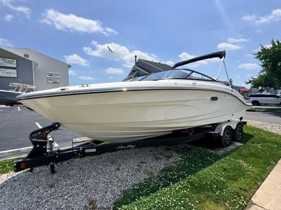 2026 Sea Ray SPX 210 Outboard — front three-quarter view