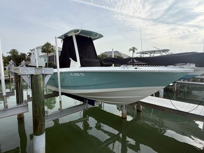 2024 Boston Whaler 22 DAUNTLESS — front three-quarter view
