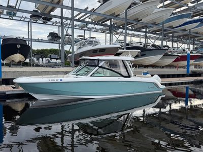 2023 Boston Whaler 320 VANTAGE — front three-quarter view