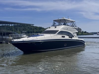 2005 Sea Ray 550 SEDAN BRIDGE — front three-quarter view