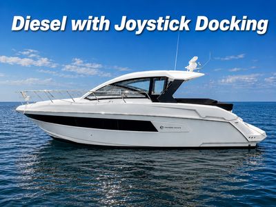 2016 Cruisers Yachts 390 EXPRESS COUPE — front three-quarter view