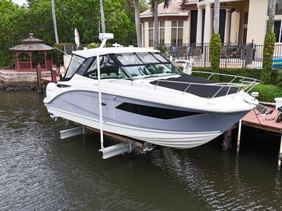 2022 Sea Ray 320 SUNDANCER OB — front three-quarter view