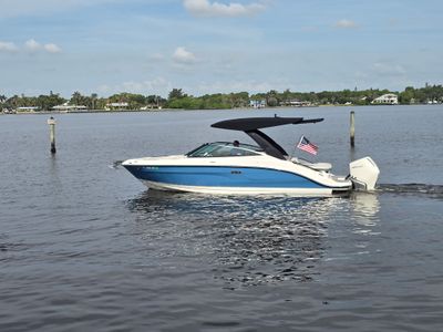 2025 Sea Ray 260 SLX OB — front three-quarter view