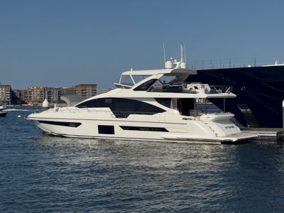 2022 Azimut GRANDE 25M — front three-quarter view