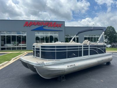 2019 Bennington SX22 Stern Radius — front three-quarter view