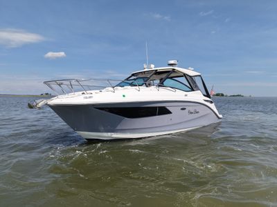 2019 Sea Ray 320 SUNDANCER — front three-quarter view