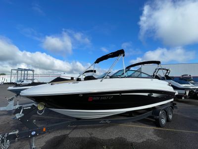 2017 Sea Ray 240 SUNDECK — front three-quarter view