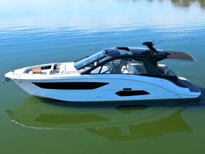 2025 Sea Ray 370 SUNDANCER — front three-quarter view