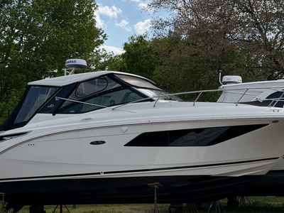 2019 Sea Ray 320 SUNDANCER — front three-quarter view