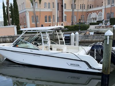 2016 Boston Whaler 270 VANTAGE — front three-quarter view