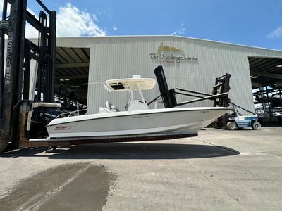 2015 Boston Whaler DAUNTLESS 270 — front three-quarter view