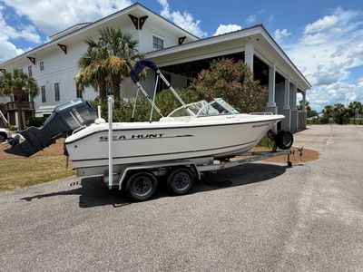 2004 Sea Hunt 200 ESCAPE — front three-quarter view