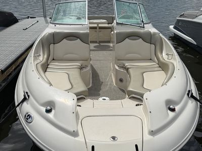 2005 Sea Ray 270 SUNDECK — front three-quarter view
