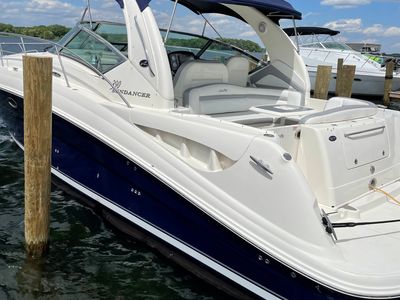 2005 Sea Ray 390 DA — front three-quarter view
