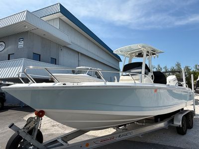 2024 Boston Whaler 25 DAUNTLESS — front three-quarter view