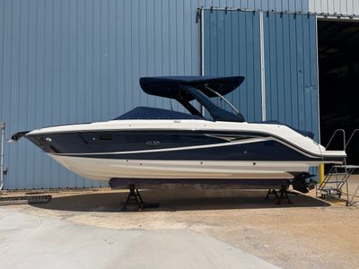 2022 Sea Ray 280 SLX — front three-quarter view