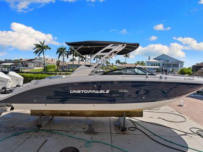 2023 Sea Ray 290 SDX OB — front three-quarter view