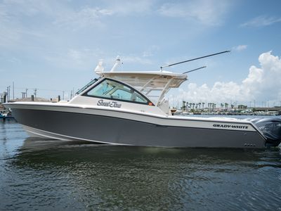 2019 Grady-White 375 FREEDOM — front three-quarter view