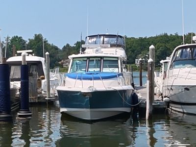 2018 Boston Whaler 345 CONQUEST — front three-quarter view
