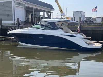 2019 Sea Ray 320 SUNDANCER — front three-quarter view