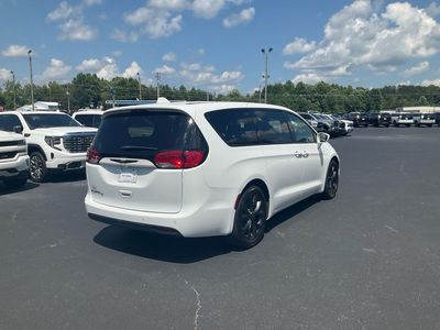 2020 Chrysler Pacifica — detail view