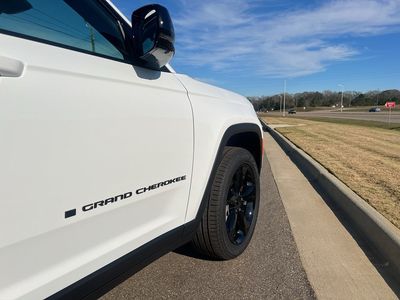 2025 Jeep Grand Cherokee — side profile view