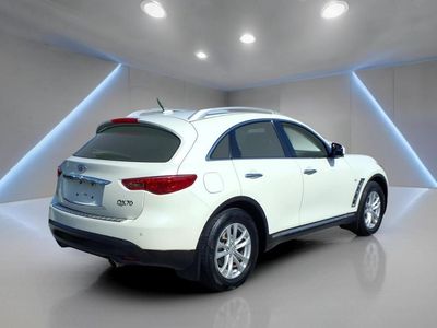 2017 INFINITI QX70 — interior view