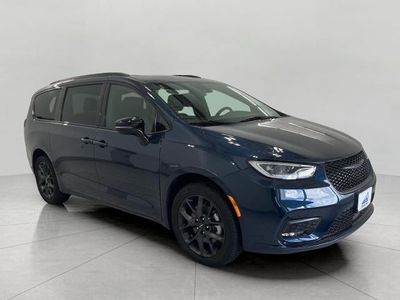 2025 Chrysler Pacifica — side profile view