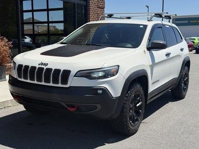 2019 Jeep Cherokee Trailhawk in Pearl White Pearlcoat — front three-quarter view