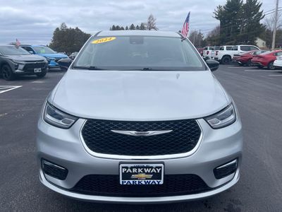 2024 Chrysler Pacifica — side profile view
