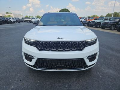 2025 Jeep Grand Cherokee — side profile view