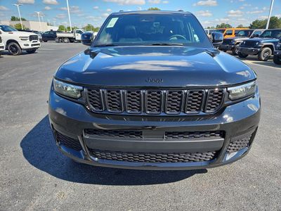 2025 Jeep Grand Cherokee — side profile view