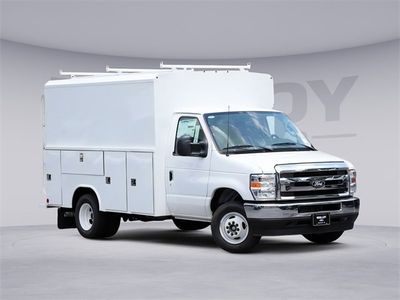 2026 Ford E-350 11FT Reading KUV Base in Oxford White — front three-quarter view