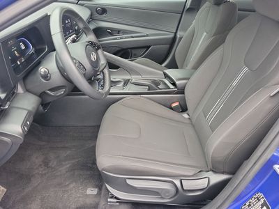 2025 Hyundai Elantra - Photo 4