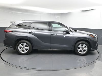 2022 Toyota Highlander LE SUV — photo 8 view