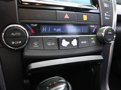 2015 Toyota Camry XLE Sedan - Photo 13