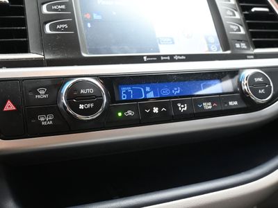 2019 Toyota Highlander XLE V6 SUV — photo 13 view