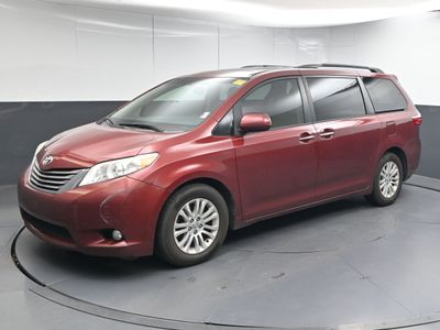 2017 Toyota Sienna XLE 8 Passenger Van Passenger Van - Photo 2
