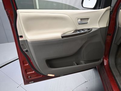 2017 Toyota Sienna XLE 8 Passenger Van Passenger Van - Photo 15