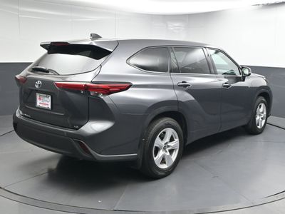 2022 Toyota Highlander LE SUV — detail view