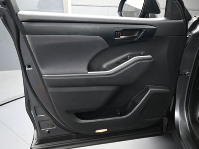 2022 Toyota Highlander LE SUV — photo 15 view