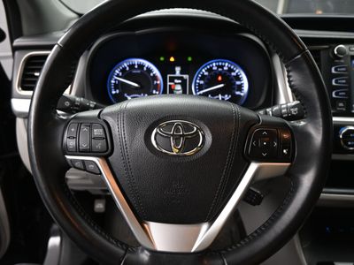 2016 Toyota Highlander Limited V6 SUV — photo 10 view