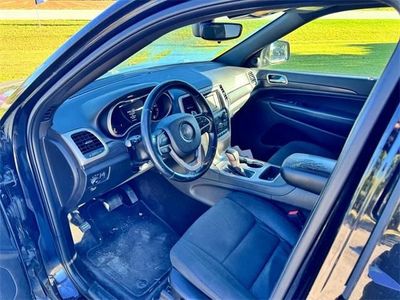 2017 Jeep Grand Cherokee — side profile view