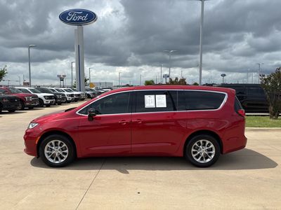 2025 Chrysler Pacifica — side profile view