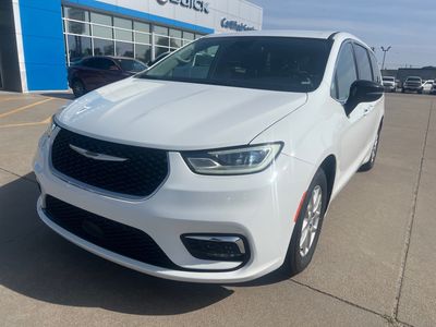 2024 Chrysler Pacifica — side profile view