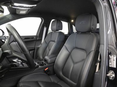 2023 Porsche Macan — detail view