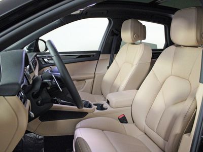 2025 Porsche Macan — detail view