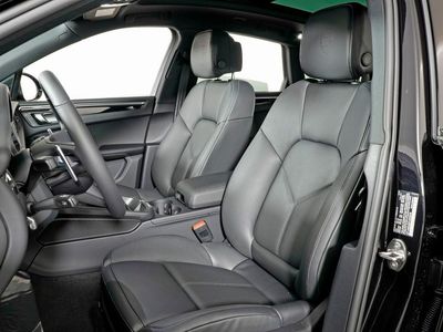 2026 Porsche Macan — detail view
