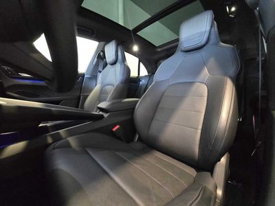 2025 Porsche Macan — detail view